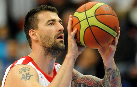 Radoslav Raník z Nymburka stílí na ko Prostjova bhem finále basketbalové