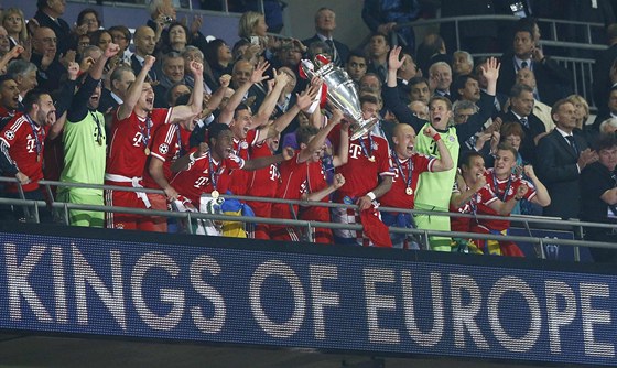 JSME KRÁLOVÉ EVROPY! Fotbalisté Bayernu slaví s pohárem nad hlavami vítzství v...
