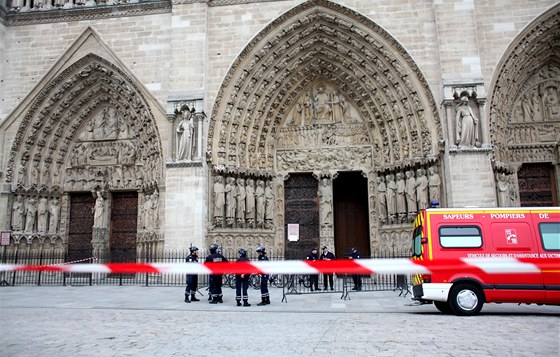 Ve slavné paíské katedrále Notre-Dame se zastelil lovk.