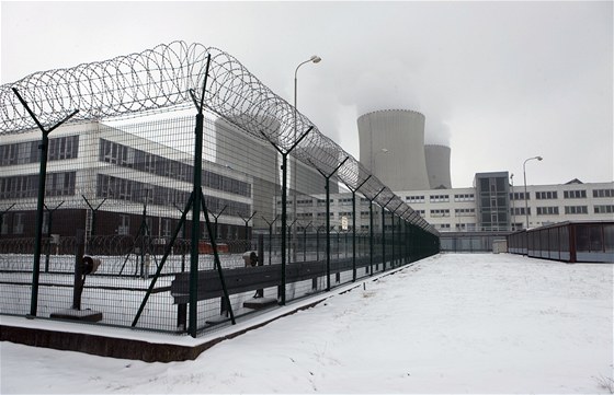Pohled na Jadernou elektrárnu zblízka.