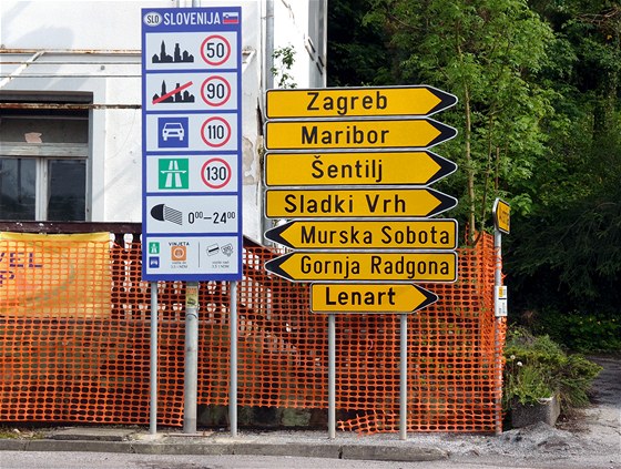 Rozcestník za hranicí ve slovinském Trate, my odboujeme doprava na Lenart.
