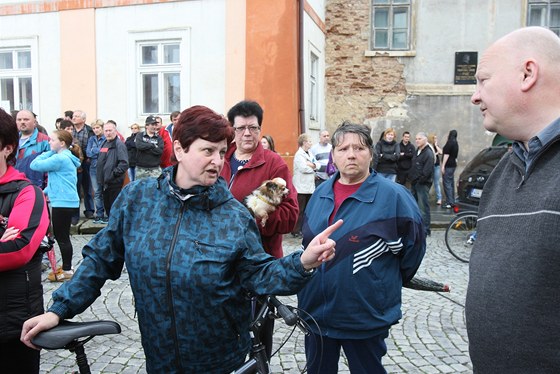 Lidé v Duchcov se seli na protiromské demonstraci (29. kvtna 2013).