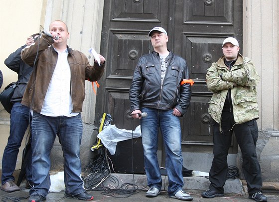 Svolavatelé protiromské demonstrace v Duchcov (29. kvtna 2013).