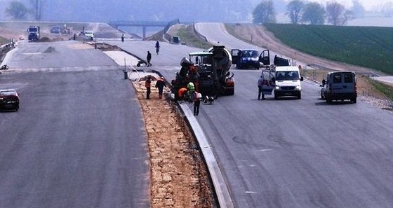 Stavba dálnice D3 mezi Táborem a Veselím. Ilustraní snímek.
