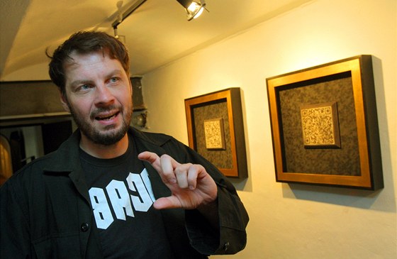 Roman Týc vystavuje v Egon Schiele Art Centru v Krumlově portréty lidí vzniklé