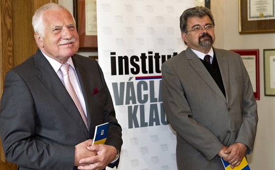 Exprezident Václav Klaus a bývalý hradní kancléř Jiří Weigl při představení