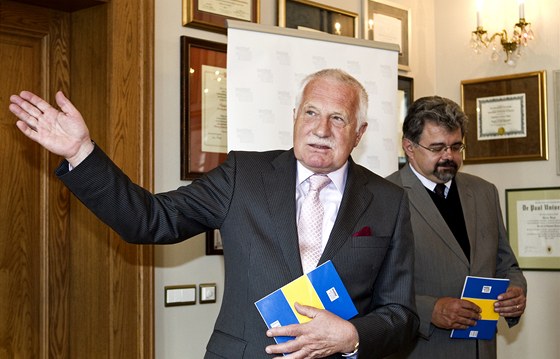V únoru 2012 Václav Klaus spolu se svými syny a kancléem Jiím Weiglem zaloil...