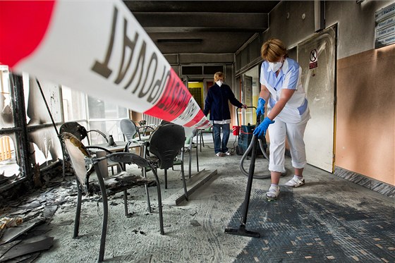 Prostor pro návtvy v hradecké fakultní nemocnici po poáru. (22. 5. 2013)