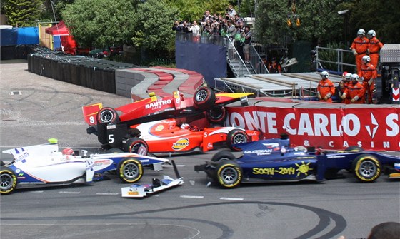 GP2 v Monaku: Zaátek hromadné havárie v St. Devote: Cecotto vytlail Leimera.