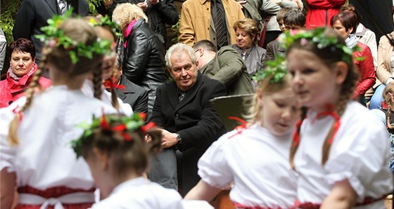 Prezident Miloš Zeman se loni v květnu na Vysočině zúčastnil otevírání studánek u Tří Studní na Žďársku. První oficiální návštěva Kraje Vysočina ho ale čeká na konci června.