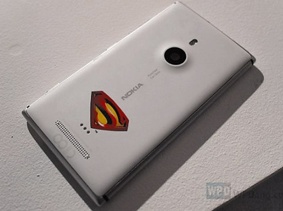 Nokia Lumia 925 v edici Superman