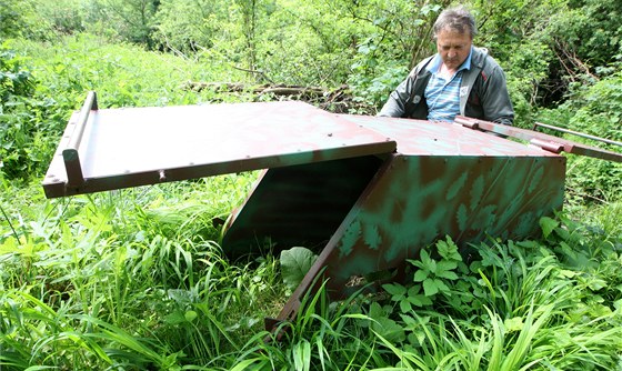 Pracovník obce Dušan Vyorálek kontroluje klece na bobry u rybníka v Březolupech.
