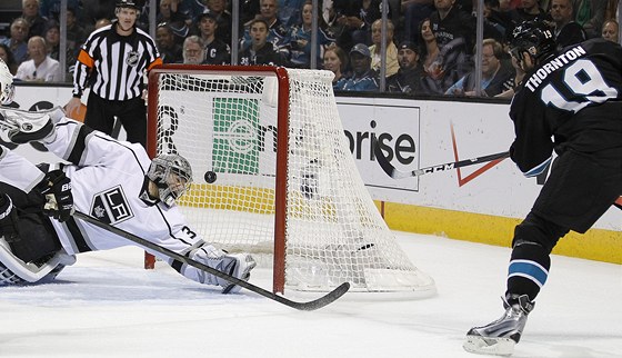 Branká Jonathan Quick z Los Angeles se marn natahuje po puku, který na jeho