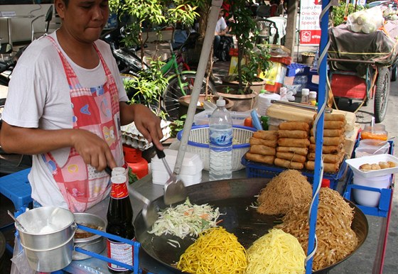 Slavné thajské nudle pad thai pipravované na ulici v Bangkoku mají velkou...