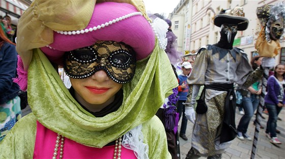 Pořadatelé odhadují, že se do Karlovarského karnevalu v roce 2013 aktivně