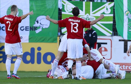 ikovtí fotbalisté slaví gól proti Bohemians 1905.