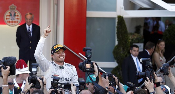 Nico Rosberg si uívá pocity vítze Velké ceny Monaka.