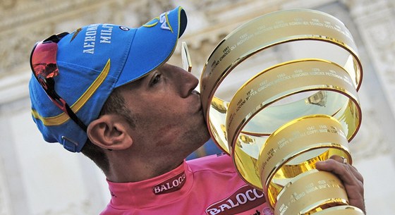 Vincenzo Nibali s trofej pro vtze Giro dItalia.