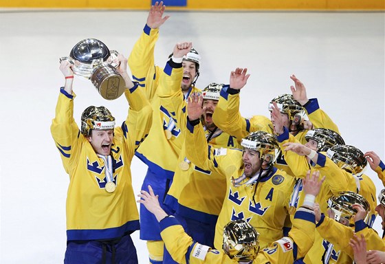 ZLATO VŠUDE KOLEM. Švédští hokejisté slaví titul mistrů světa na domácím ledě