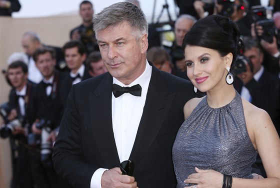 Alec Baldwin a jeho těhotná manželka Hilaria Thomasová (Cannes 2013)