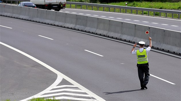 Inspekce obvinila dopravního policistu, že si nechával peníze z pokut