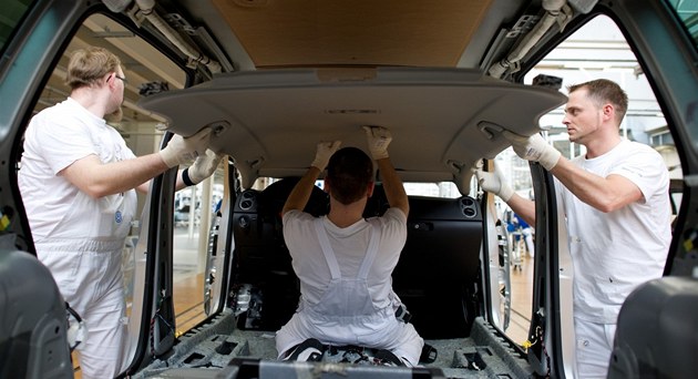 Výroba voz� Tiguan and Touran v n�meckém závod� VW ve Wolfsburgu. Tam je i