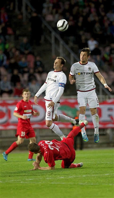 Spar�anský zálo�ník Luká� Vácha (vpravo) a jeho spoluhrá� Marek Mat�jovský v