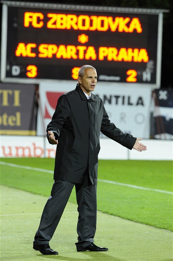 CO SE TO D�JE? Spar�anský trenér Vít�zslav Lavi�ka se zlobí v pr�b�hu zápasu v