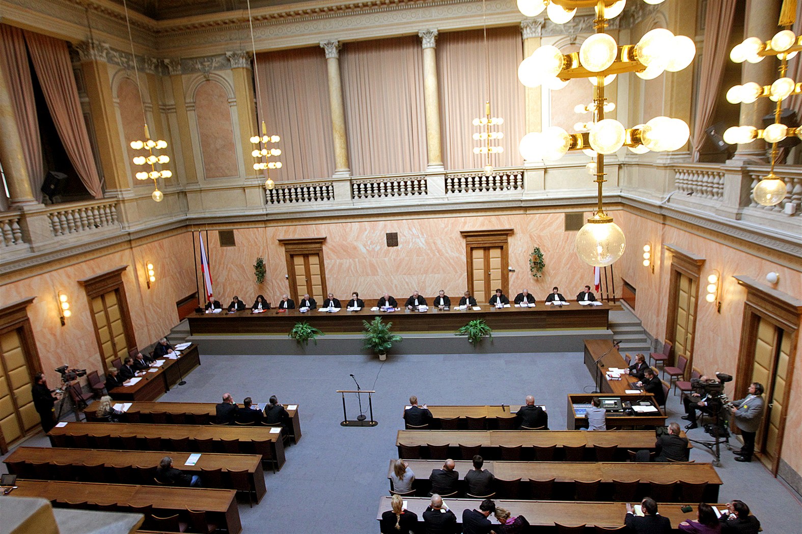 Jednání Ústavního soudu v Brn�. (29. kv�tna 2013)