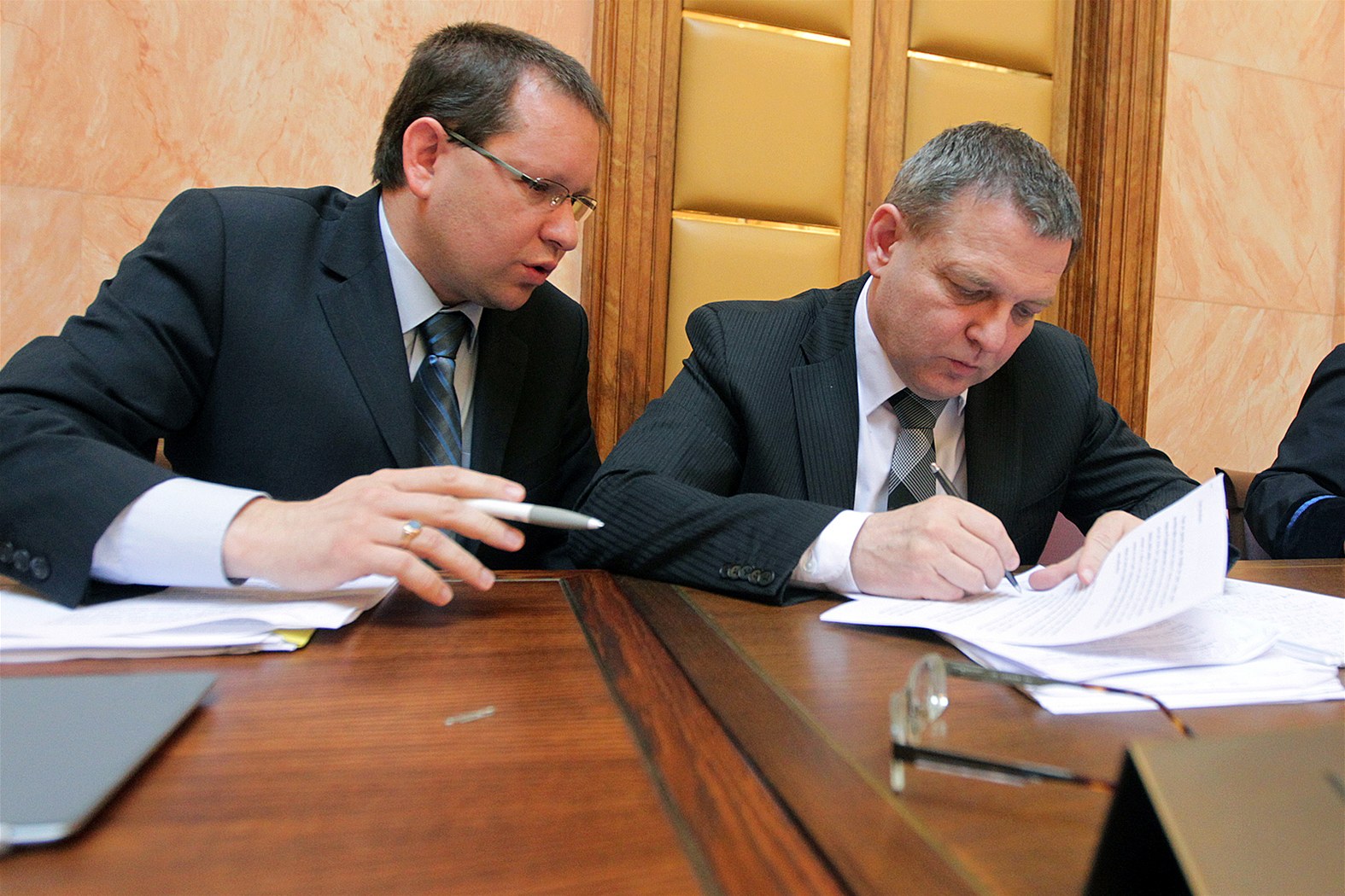 Radovan Suchánek je�t� jako právní poradce poslanc� �SSD (na snímku vlevo)