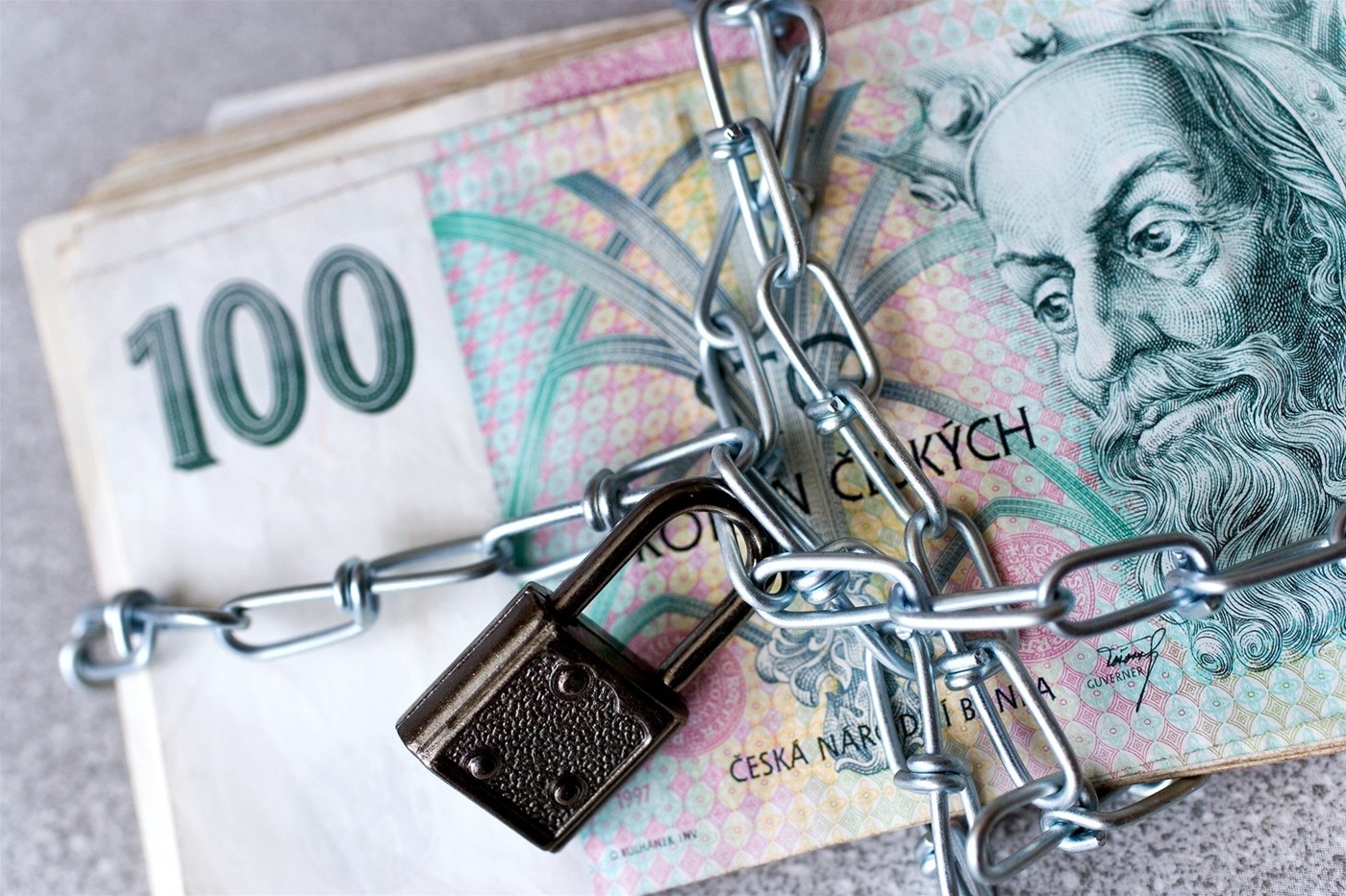 Noste v hlav� aktuální ceny, kolik zaplatíte za výb�ry z bankomat� vlastní a cizí banky, ve�te k tomu i své d�ti. Ilustra�ní snímek