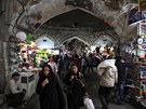 Starý bazar v Teheránu. Zem ovládaná islámskými kleriky se chystá na volby