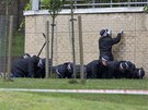 Britská policie ohledává místo krvavé vrady ve Woolwichi(23. kvtna 2013)