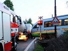 Kamion vjel ped vlak na pejezdu s fungující svtelnou signalizací.