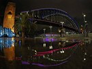 Neony obtaený most Sydney Harbour.
