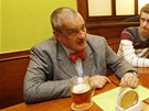Karel Schwarzenberg pi diskuzi s píchozími v restauraci U Kalend.