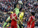 MÁÁÁM! Gólman Bayernu Manuel Neuer vysokočil nejvýš a chytil míč před