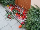 Ped domem zavradné rodiny v Brn-Ivanovicích se hromadí svíky, kvtiny a...