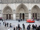 V paíské katedrále Notre-Dame se zastelil francouzský historik a spisovatel