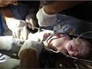 Novorozen bhem záchrany z odpadního potrubí v ínské nemocnici (kvten 2013)