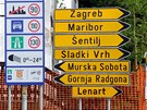 Rozcestník za hranicí ve slovinském Trate, my odboujeme doprava na Lenart.