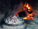 Na ohniti pod pekou pipravují chorvattí kuchai nejrznjí masa nebo teba...