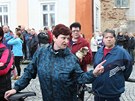 Lidé v Duchcov se seli na protiromské demonstraci (29. kvtna 2013).