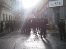 Policisté zatarasili cestu davu, který míil do ásti Duchcova obývané Romy...