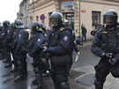 Policejní tkoodnci v Duchcov zabránili úastníkm demonstrace v pochodu k...