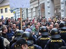 Policejn� t�kood�nci v Duchcov� zabr�nili ��astn�k�m demonstrace v pochodu k...