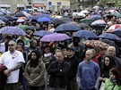 Lidé v Duchcov se seli na demonstraci (29. kvtna 2013).