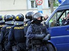 V Duchcov� zasahovali policejn� t�kood�nci (29. kv�tna 2013).