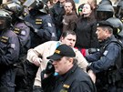 Policejn� t�kood�nci v Duchcov� zabr�nili ��astn�k�m demonstrace v jejich...