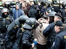 Policisté zasáhli v Duchcov proti úastníkm demonstrace (29. kvtna 2013).